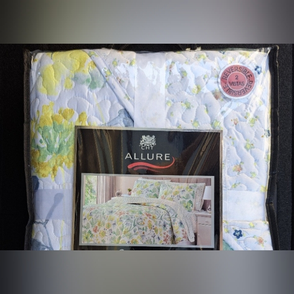 Quilt/Coverlet set. Full size. Reversible. Floral. - Picture 1 of 4